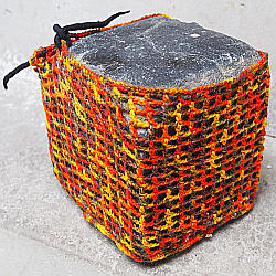 ein mit einfachen Stäbchenmuster umhäckelter Pflasterstein