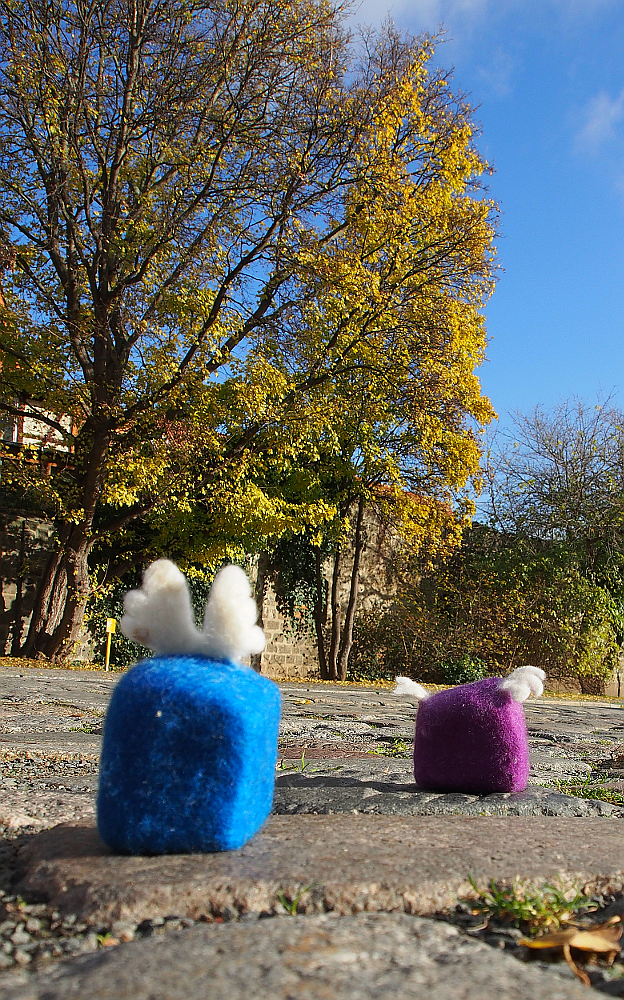 zwei zu Schutzengeln gefilzte Pflastersteine