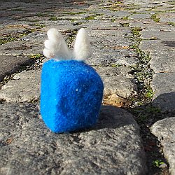 Pflasterstein, als Engel eingefilzt