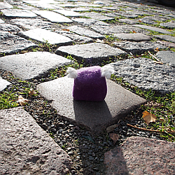 kleiner Pflasterstein eingefilzt mit Engelsflügel von Anja Plieske