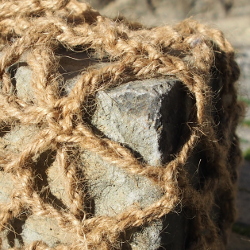 ein mit Schnur umhäckelter Pflasterstein