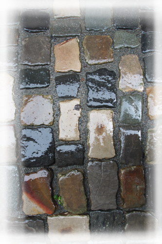 Foto, welches zeigt wie bunt die Pflastersteine sind