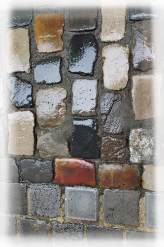 Foto, welches zeigt wie bunt die Pflastersteine sind