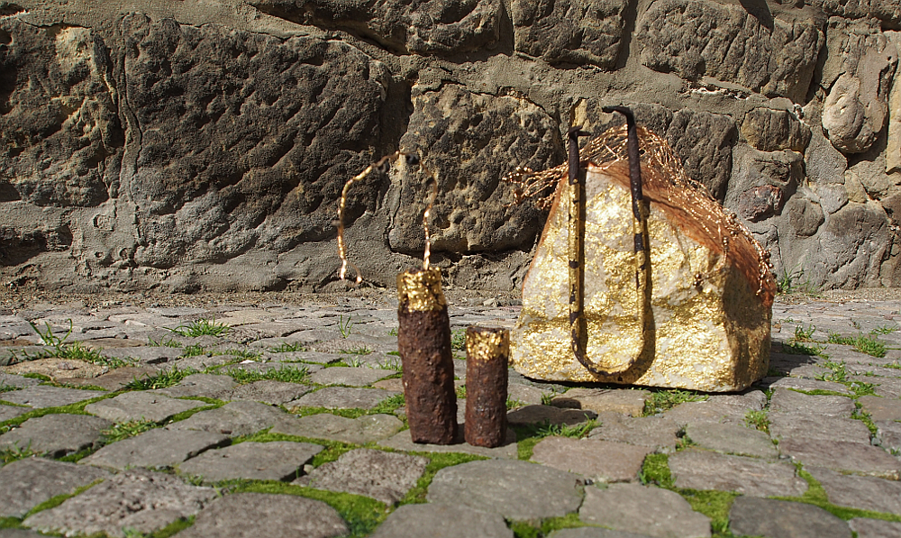 Pflasterstein vergoldet mit grazilem Drahtgeflechtdach mit Perlchen verziert