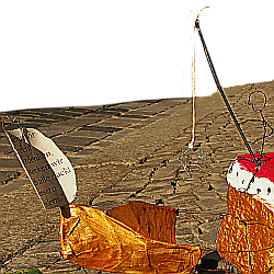 ein Pflasterstein zu einer Barke gestaltet nähere Beschreibung s. Link