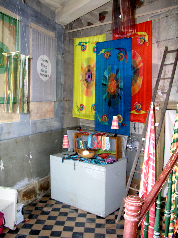 Plakat der Ausstellung Seide Licht Raum Installation im nicht Sanierten Haus