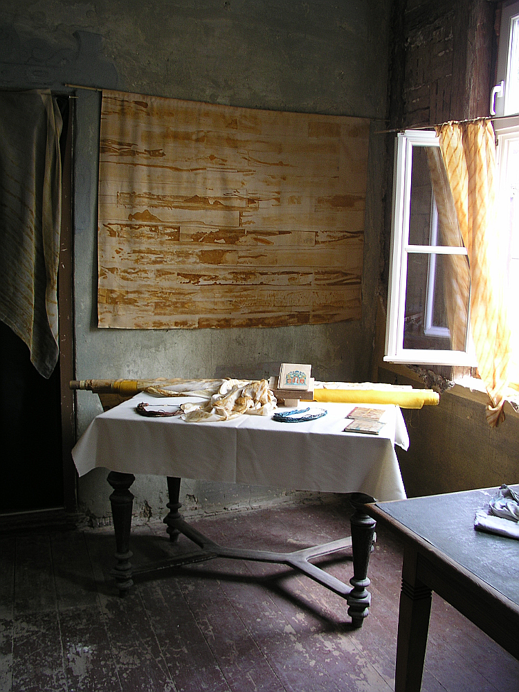 Plakat der Ausstellung Seide Licht Raum Installation im nicht Sanierten Haus