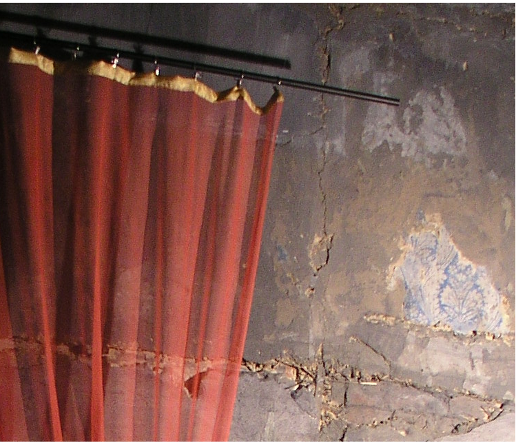 Plakat der Ausstellung Seide Licht Raum Installation im nicht Sanierten Haus