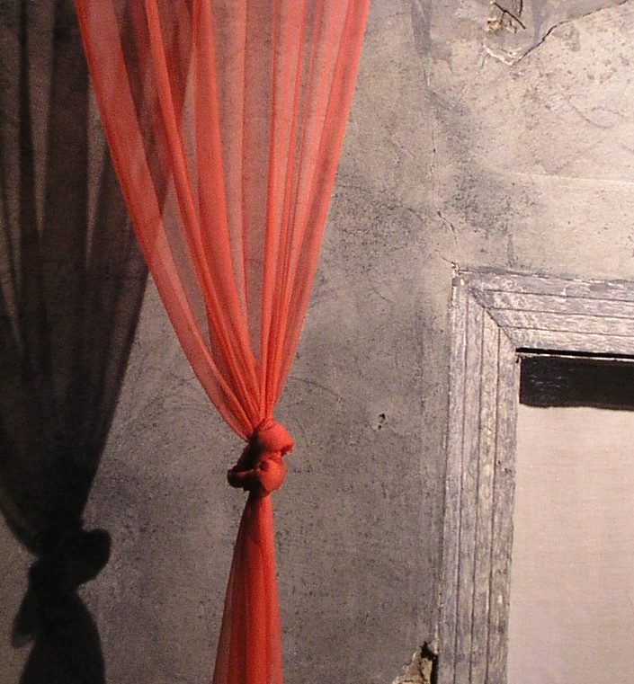 Plakat der Ausstellung Seide Licht Raum Installation im nicht Sanierten Haus