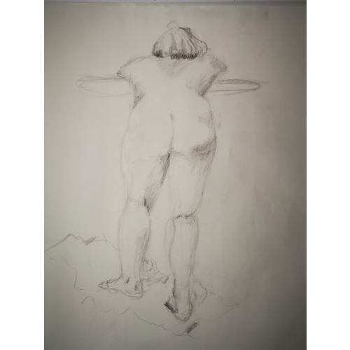 w Akt stehend, an hohen Tisch gelehnt, Arme nach vorne über Tisch gelegt, Rückansischt. 