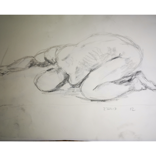 m Akt auf Boden kniend, Oberkörper auf Oberschenkel aufliegend, den rechten Arm über Kopf nach vorne gestreckt.
		Seitenansicht. 