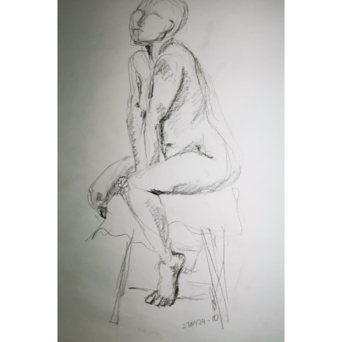 w Akt auf hohem Stuhl, Füße auf Querstreben, von schräg vorne