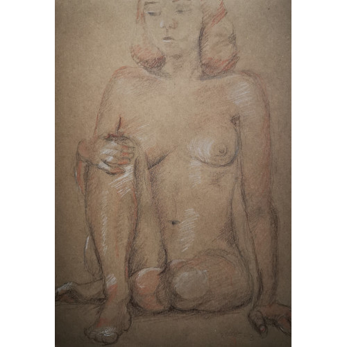 Akt auf Boden an Wand gelehnt sitzend, rechtes Bein aufgestellt, rechte Hand umfasst das rechte Knie,
		linkes Bein locker ausgestreckt. Vorderansicht. Kreidezeichnung auf braunem Papier, mit Hell- und Dunkelschattierungen