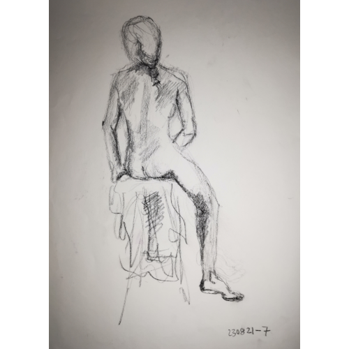 w Akt auf Hocker sitzend, von schräg hinten.