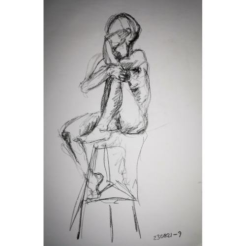 seitlich: w Akt auf hohem Hocker sitzend mit einem angezogenen Bein