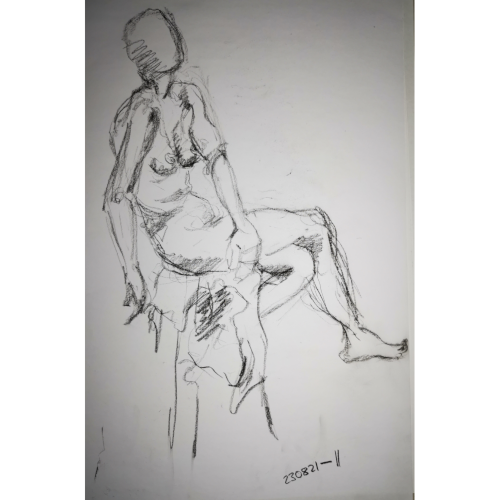 Seitenansicht w Akt auf hohem Hocker mit leicht zum Betrachter gewendetem Oberkörper