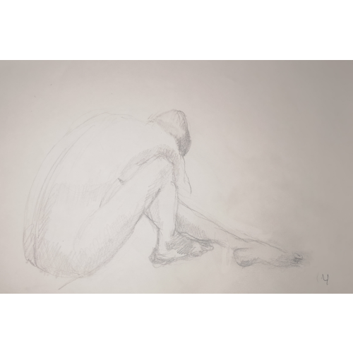 w Akt auf Boden sitzend, rechts Bein leicht aufgestellt, linkes Bein leicht quer gelegt, so dass der linke Fuß unter dem rechten Knie nach außen ragt, Oberkörper nach vorne gebeugt. Hinteransischt. Bleistiftzeichnung